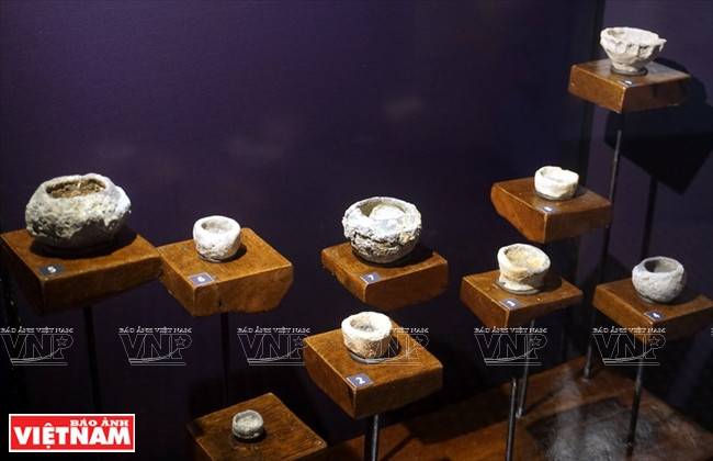  Parte de la exhibición de las ollas de fundición de metal hechas de cerámica de terracota (Foto:VNA)