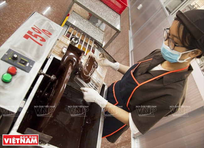 Moldeando chocolate.