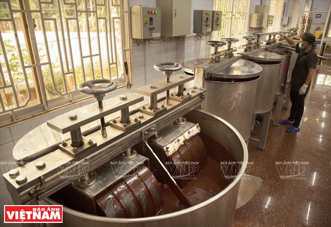 Moliendo la masa de cacao para hacer chocolate.