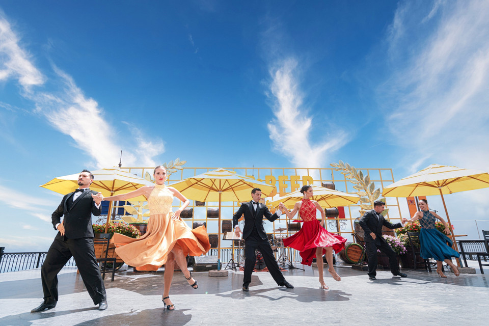 Las danzas en el Festival de Cervezas Alemanas en el conjunto turístico Sun World Ba Na Hills (Foto: VNA)