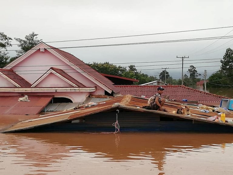 Cinco mil millones de metros cúbicos de agua fueron liberados inundando 10 aldeas en la baja cuenca y aislando totalmente el distrito de Sanamxay (Fuente:Attapeu Today)