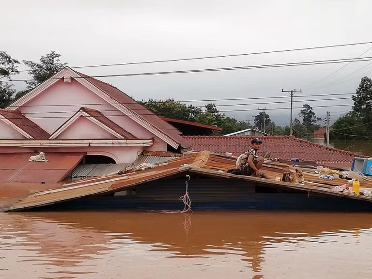 Cinco mil millones de metros cúbicos de agua fueron liberados inundando 10 aldeas en la baja cuenca y aislando totalmente el distrito de Sanamxay (Fuente:Attapeu Today)