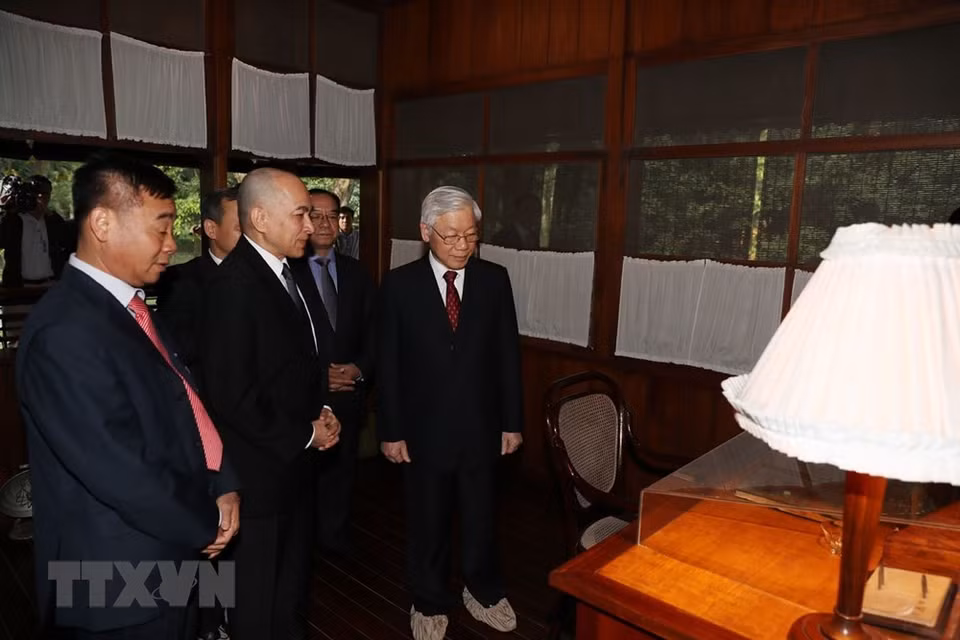  Visitaron las reliquias dedicadas al Presidente Ho Chi Minh en el Palacio Presidencial (Fuente: VNA)