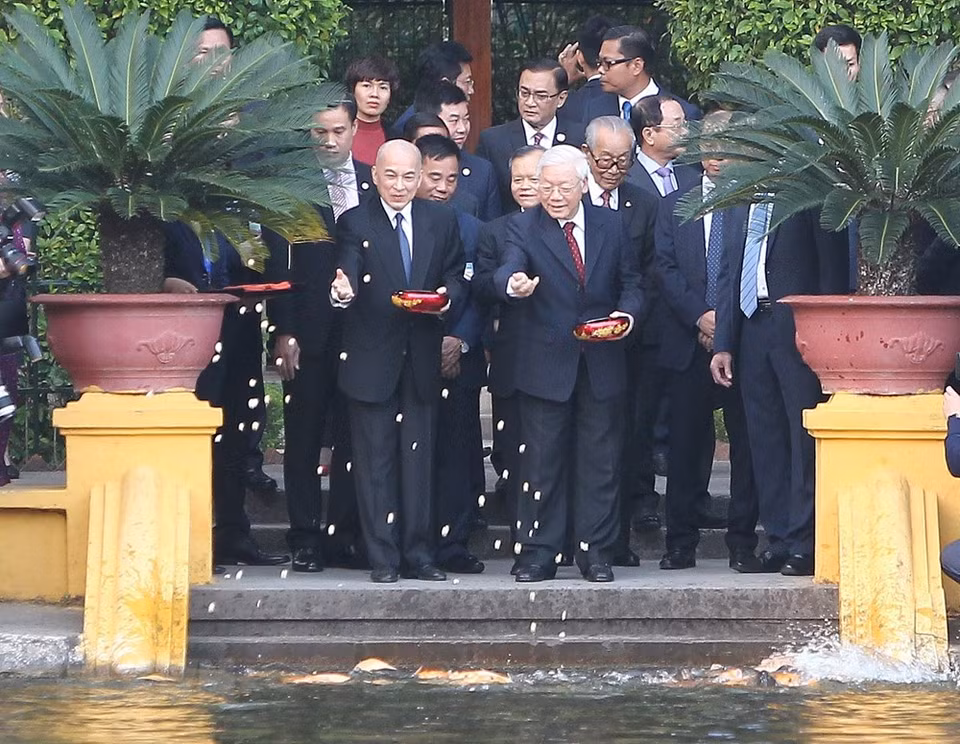  Visitaron las reliquias dedicadas al Presidente Ho Chi Minh en el Palacio Presidencial (Fuente: VNA)