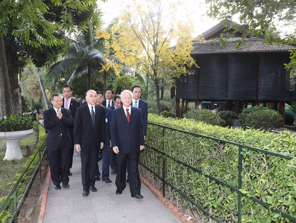  Visitaron las reliquias dedicadas al Presidente Ho Chi Minh en el Palacio Presidencial (Fuente: VNA)