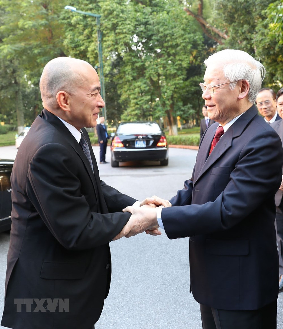El secretario general del Partido Comunista y presidente vietnamita, Nguyen Phu Trong, recibió al Rey Norodom Sihamoni (Fuente: VNA)