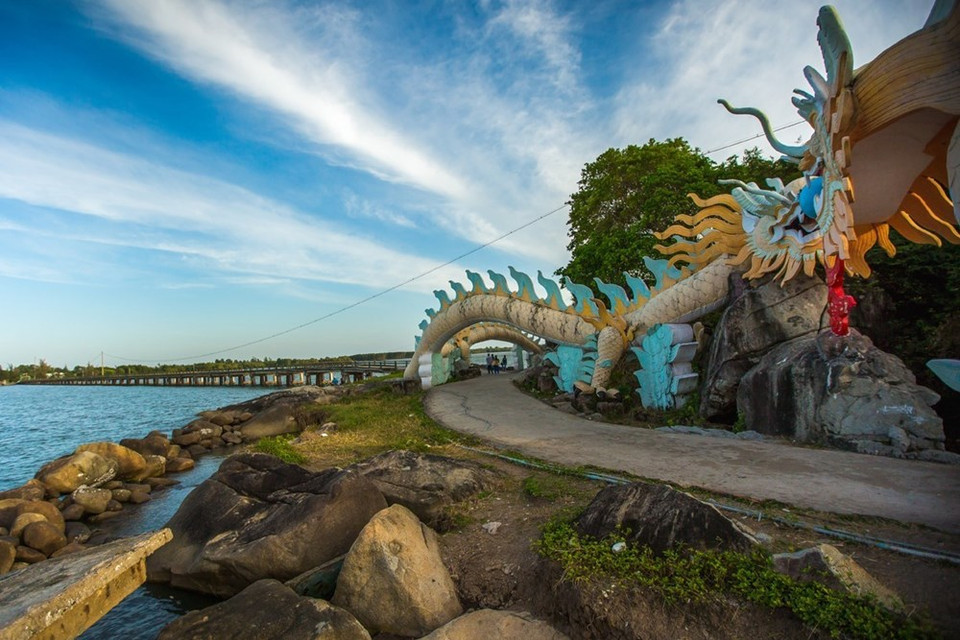 Vista desde tierra firma, la isla se parece un jardín de rocas (Fuente: VNA)