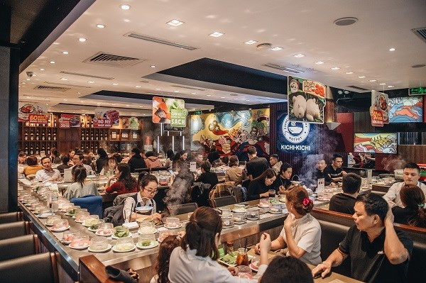 A pesar de ser el décimo quinto país más poblado del mundo, con casi 100 millones de habitantes, Vietnam ocupa el puesto 156 entre los 215 países y territorios en términos de cantidad de casos confirmados del COVID-19 y figura entre las 30 naciones sin reportar fallecidos por el letal virus. La vida normal de los vietnamitas hoy día es un sueño para muchos países que todavía enfrentan la compleja evolución de la pandemia. Aquí los centros comerciales llenan de visitantes, incluso en días hábiles, los jóvenes vuelven al cine, los turistas acuden las calles mientras los comensales disfrutan almuerzos en restaurantes. (Fuente: VietnamPlus)