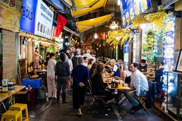 Hasta la fecha, 323 de los 334 pacientes confirmados del COVID-19 en Vietnam fueron curados, lo que representa el 97 por ciento. Se estima que el tiempo de tratamiento promedio para esos pacientes recuperados es de más de 20 días. Actualmente, los 11 casos activos reciben atención médica en seis instalaciones clínicas, incluido el Hospital Central de Enfermedades Tropicales en el distrito de Dong Anh, en Hanoi, y la mayoría muestran un estado de salud estable. Mientras, la mejoría de los pacientes 19 y 91, los más graves en Vietnam, es considerada un milagro que evidencia los incansables esfuerzos del personal médico del país indochino para traer a los enfermos del umbral de la muerte a la vida. (Fuente: VietnamPlus)