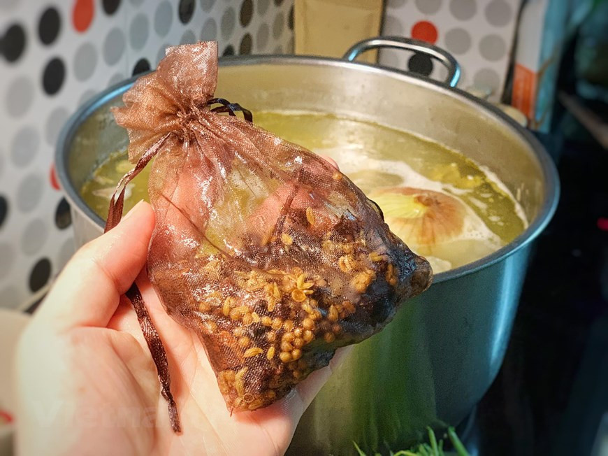 Cocinar al grill la cebolla, chalota, jengibre, canela y anís estrellado. Con la ayuda de un cuchillo quitar las partes más quemadas dejando un poquito. Reservar para luego. Tostar las especias. Ponerlas en una bolsita de infusión y reservar para luego. Para preparar el bol: coger una ración de tallarines de arroz y escaldar en agua hirviendo durante 15 segundos. Luego ponerlos en el bol. Colocar las carnes encima. La carne fresca se puede cocinar de dos formas, directamente en el bol, al añadir la sopa caliente, se terminará de hacer o podemos escaldarla previamente en la olla de la sopa. (Fuente: VietnamPlus)