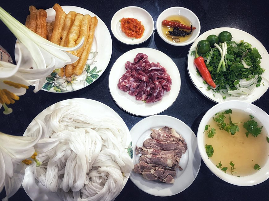 A la hora de degustar se le agregan ingredientes como cebollinos, cebollas blancas y hojas de cilantro. En algunas regiones, sobre todo sureñas, se ofrecen en un plato separado brotes de frijol (poroto) verde, hojas de cilantro y otras verduras a escogencia del comensal, todos crudos pero se vuelven cocidos una vez sumergidos en el caldo. El "Pho" se sirve bien caliente en un tazón de porcelana y condimentado al gusto con limón o vinagre, ají picante, pimienta y salsa de pescado. El "Pho" es bueno y apropiado tanto para desayuno como para comida o cena. Se considera que el Pho es la suma de las mejores esencias del tesoro culinario vietnamita, desde el hueso, la carne y las especias, hasta los fideos de arroz, lo más típico de un país de civilización de arroz acuático. (Fuente: VietnamPlus)