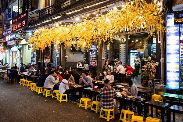 La vida normal de los vietnamitas hoy día es un sueño para muchos países que todavía enfrentan la compleja evolución de la pandemia. En el mundo, 16 países registraron más de 100 mil enfermos; 59 naciones cuentan con más de 10 mil casos; y 122, con más de mil contagiados. A pesar de ser el décimo quinto país más poblado del mundo, con casi 100 millones de habitantes, Vietnam ocupa el puesto 156 entre los 215 países y territorios en términos de cantidad de casos confirmados del COVID-19 y figura entre las 30 naciones sin reportar fallecidos por el letal virus. (Fuente: VietnamPlus)