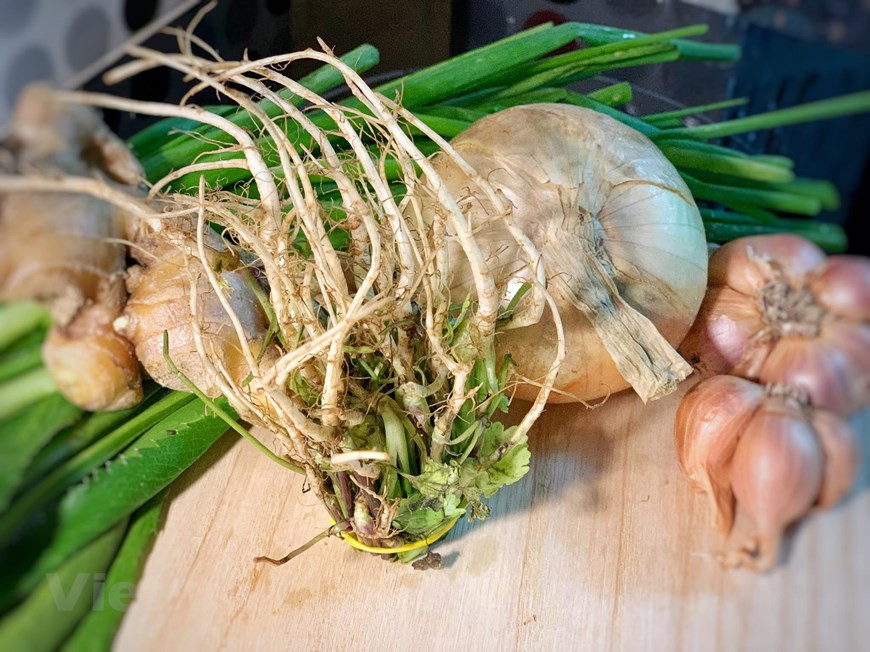 Para el bol de Pho Bo, necesitas 400 gramos de tallarines de arroz (o sea un paquete), 200 gramos de carne de ternera, una cebolla, dos cebolletas y 10 gramos de cilantro. También puedes añadir brotes de soja, albahaca tailandesa, hojas de culantro o coriandro, rodajas de limón, salsa Sriracha y salsa Hoisin. Primero tienes que hidratar los tallarines de arroz al menos durante 1 hora. Cocinar al grill la cebolla, chalota, jengibre, canela y anís estrellado. Con la ayuda de un cuchillo quitar las partes más quemadas dejando un poquito. Reservar para luego. Tostar las especias. Ponerlas en una bolsita de infusión y reservar para luego. (Fuente: VietnamPlus)