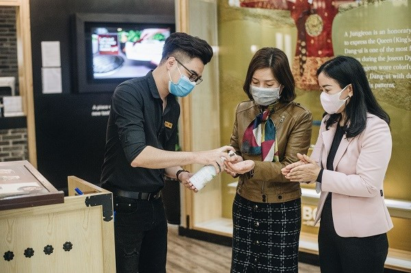 Vietnam estableció las soluciones un paso antes y por encima de las recomendaciones de las organizaciones internacionales, y es el primer país del mundo en exigir la declaración médica obligatoria a todas las personas que ingresan desde zonas epidémicas. Hasta la fecha, 323 de los 334 pacientes confirmados del COVID-19 en Vietnam fueron curados, lo que representa el 97 por ciento. Se estima que el tiempo de tratamiento promedio para esos pacientes recuperados es de más de 20 días. Realizar chequeos de temperatura corporal para visitantes en centros comerciales y edificios, ofrecer mascarillas faciales gratuitas y gel desinfectante forman parte de las medidas aplicadas en Vietnam para prevenir la propagación de la pandemia de COVID-19. (Fuente: VietnamPlus)