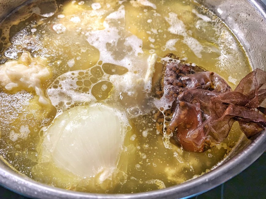 Quitar las grasas e impurezas cuando aparezcan. Pasado este tiempo, añadir las chalotas, la bolsita con las especias, la sal, la salsa de pescado y el azúcar. Remover y dejar cocinar otras 2 horas más. Pasadas las 2 horas, retirar la carne y la dejarla enfriar completamente en un bol con agua, para evitar que se oscurezca. Cuando la carne esté completamente enfriada, cortarla con cuidado ya que se rompe fácilmente. Para preparar el bol: coger una ración de tallarines de arroz y escaldar en agua hirviendo durante 15 segundos. Luego ponerlos en el bol. Colocar las carnes encima. El Pho (Phở) de Hanoi se ha convertido en la “ tarjeta de presentación” de la culinaria vietnamita en el mundo y ha contribuido a introducir a esta ciudad en la lista de los 10 destinos más atractivos de Asia para disfrutar de comida callejera. (Fuente: VietnamPlus)