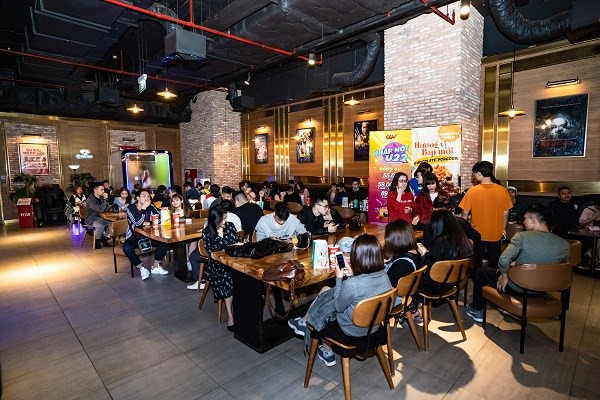 Los niños vuelven a la escuela, la gente regresa a sus trabajos, los restaurantes reabren y las calles se llenan nuevamente de personas, por tanto, se puede decir que la vida cotidiana ha vuelto a la normalidad en todo el territorio de Vietnam. La vida normal de los vietnamitas hoy día es un sueño para muchos países que todavía enfrentan la compleja evolución de la pandemia. Aquí los centros comerciales llenan de visitantes, incluso en días hábiles, los turistas extranjeros acuden a la calle de Ta Hien, en el casco antiguo de Hanoi, mientras los jóvenes vuelven al cine. (Fuente: VietnamPlus)