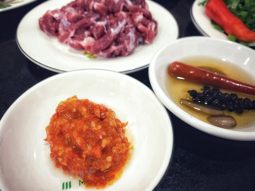 Para preparar el bol: coger una ración de tallarines de arroz y escaldar en agua hirviendo durante 15 segundos. Luego ponerlos en el bol. Colocar las carnes encima. La carne fresca se puede cocinar de dos formas, directamente en el bol, al añadir la sopa caliente, se terminará de hacer o podemos escaldarla previamente en la olla de la sopa. Completar con cebolleta, cebolla, cilantro y finalmente añadir una buena cantidad de sopa. Terminar con un toque de pimienta negra por encima y lista para servir. Acompañar con salsa Hoisin y salsa Sriracha, también con brotes de soja, albahaca tailandesa, culantro y unos gajos de lima. (Fuente: VietnamPlus)