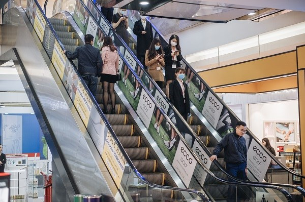 Las organizaciones y amigos internacionales evaluaron las medidas de Vietnam como correctas, oportunas y decididas, al garantizar la mayor eficiencia económica porque el costo total de la lucha antiepidémica en el país hasta ahora es mucho bajo en comparación con otras naciones. A pesar de ser el décimo quinto país más poblado del mundo, con casi 100 millones de habitantes, Vietnam ocupa el puesto 156 entre los 215 países y territorios en términos de cantidad de casos confirmados del COVID-19 y figura entre las 30 naciones sin reportar fallecidos por el letal virus. Hasta la fecha, 323 de los 334 pacientes confirmados del COVID-19 en Vietnam fueron curados, lo que representa el 97 por ciento. (Fuente: VietnamPlus)