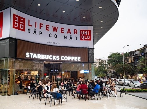 La vida normal de los vietnamitas es el sueño de muchos países. El 15 de junio, el país indochino cumple dos meses sin reportar nuevos casos de infección del coronavirus en la comunidad. La vida normal de los vietnamitas hoy día es un sueño para muchos países que todavía enfrentan la compleja evolución de la pandemia. Según el Comité Directivo Nacional para la Prevención y Lucha contra el COVID-19, también en el período de casi 60 días, el número de contagiados en el mundo aumentó incesantemente, de unos dos millones a casi ocho millones de pacientes, mientras que la cantidad de fallecidos también creció de 135 mil a más de 433 mil. (Fuente: VietnamPlus)