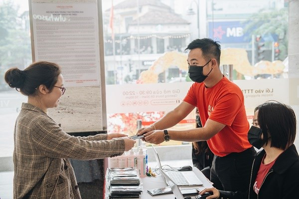 Realizar chequeos de temperatura corporal para visitantes en centros comerciales y edificios, ofrecer mascarillas faciales gratuitas y gel desinfectante forman parte de las medidas aplicadas en Vietnam para prevenir la propagación de la pandemia de COVID-19. Más tarde, las organizaciones y amigos internacionales evaluaron las medidas de Vietnam como correctas, oportunas y decididas, al garantizar la mayor eficiencia económica porque el costo total de la lucha contra la mencionada epidemia en el país hasta ahora es mucho bajo en comparación con otras naciones. Hasta la fecha, 323 de los 334 pacientes confirmados del COVID-19 en Vietnam fueron curados, lo que representa el 97 por ciento. (Fuente: VietnamPlus)