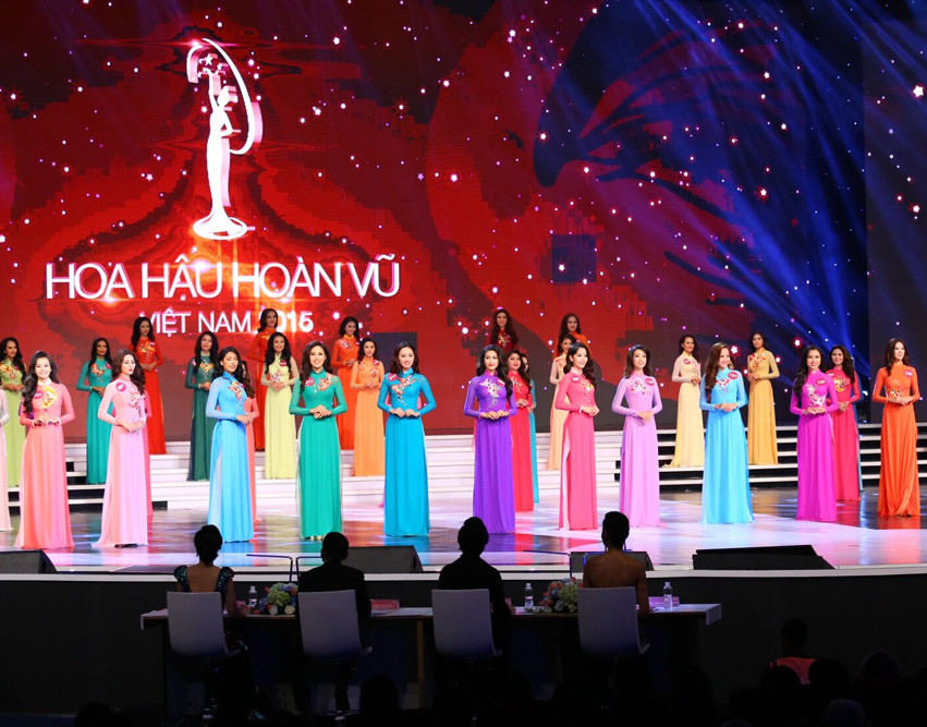 Las bellas en Ao Dai (túnica tradicional)