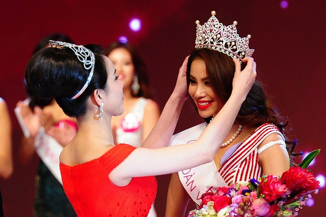 Thuy Lam, Miss Universo Vietnam 2008, corona a Pham Thi Huong 