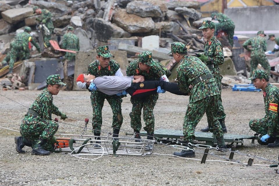 Militares vietnamitas participaron en el ejercicio conjunto de rescate en caso de desastres naturales y epidemias en la zona fronteriza entre los dos países. (Fuente: VNA)