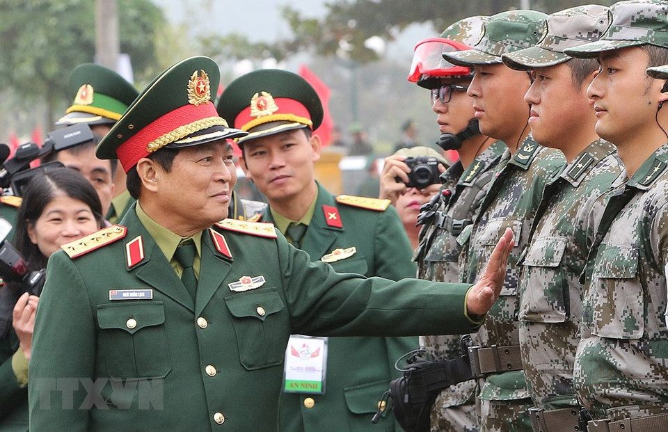 El ministro de Defensa de Vietnam, general Ngo Xuan Lich, se entrevistó con militares china después del ensayo. (Fuente: VNA)
