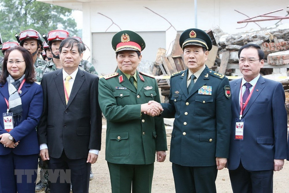El ministro de Defensa de Vietnam, general Ngo Xuan Lich, y su homólogo de China, coronel general Wei Fenghe, presidieron el quinto intercambio amistoso binacional de protección fronteriza. (Fuente: VNA)