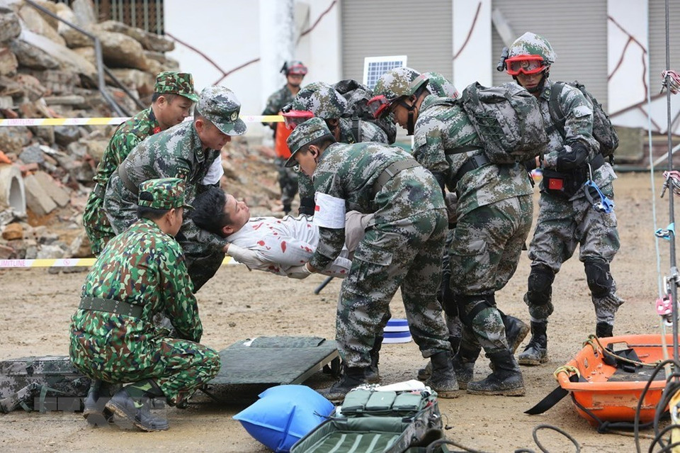  Militares vietnamitas y chinas llevaron a cabo el ejercicio conjunto de rescate en caso de desastres naturales y epidemias en la zona fronteriza entre los dos países. (Fuente: VNA)