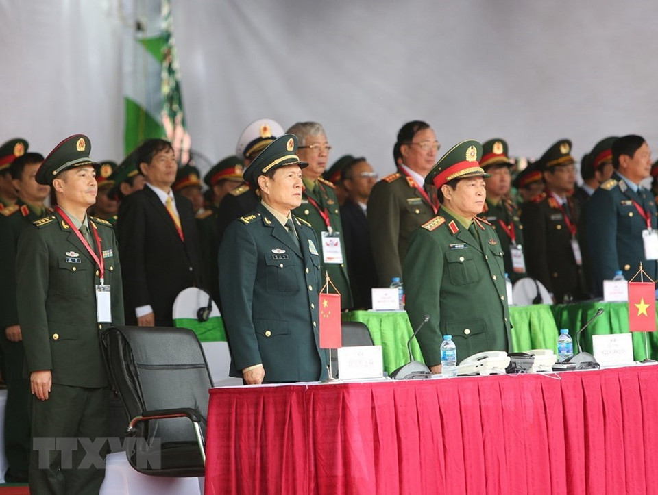 El ministro de Defensa de Vietnam, general Ngo Xuan Lich, y su homólogo de China, coronel general Wei Fenghe, presenciaron el despliegue del ensayo. (Fuente: VNA)