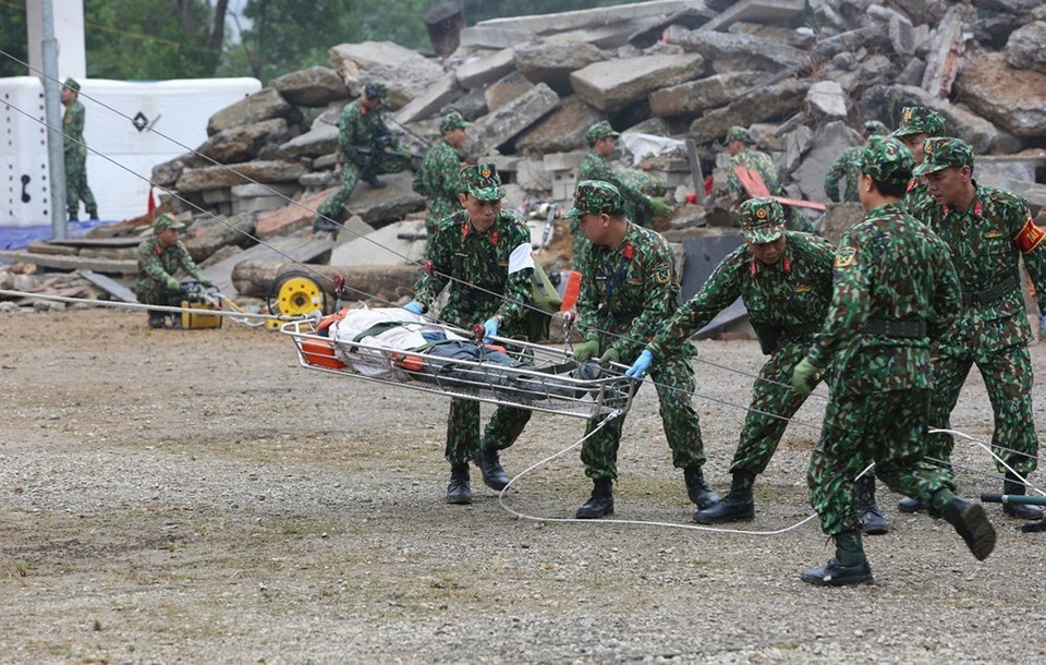 Militares vietnamitas participaron en el ejercicio conjunto de rescate en caso de desastres naturales y epidemias en la zona fronteriza entre los dos países. (Fuente: VNA)