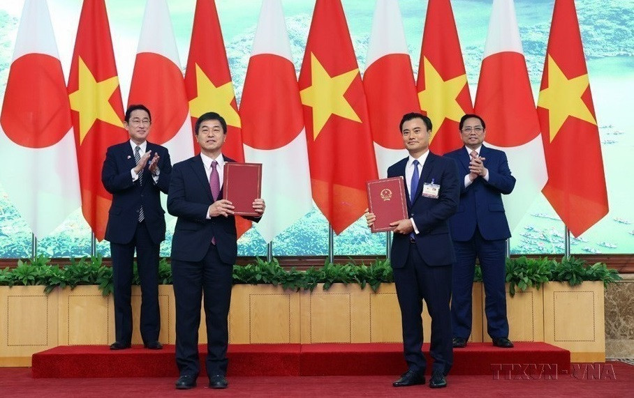 El primer ministro de Vietnam, Pham Minh Chinh, y su par japonés, Kishida Fumio, presenciaron el intercambio del anexo 19 del contrato de consultoría en el marco del proyecto de construcción de la línea 1, del ferrocarril urbano de Ciudad de Ho Chi Minh, entre los jefes de la Junta de gestión de líneas ferroviarias de Ciudad de Ho Chi Minh y de la oficina de representación de Nippon (Hanoi, 1 de mayo de 2022). (Fuente: VNA)