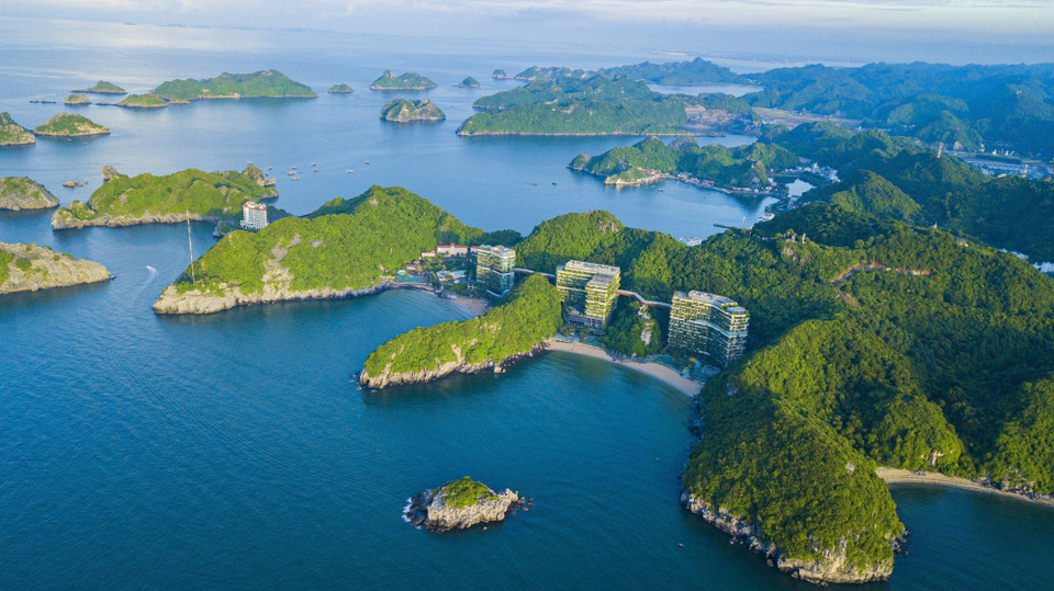 El archipiélago de Cat Ba, en el distrito de Cat Hai (Hai Phong), incluye 367 islas grandes y pequeñas, con playas de fina arena blanca y aguas profundas y claras que se pueden ver hasta el fondo. (Fuente: VNA)