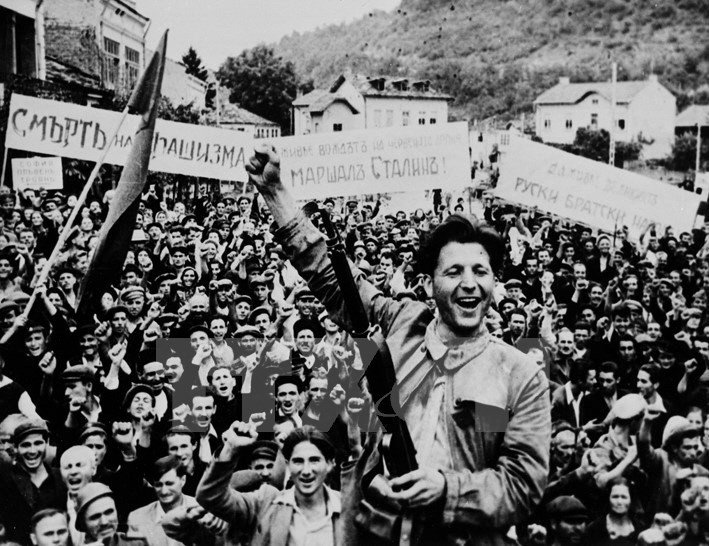 La gente de la ciudad Lovec (Bulgaria) dio la bienvenida al ejército soviético entrando en la ciudad liberada (septiembre/1944). (Foto: Documentación Internacional/VNA)