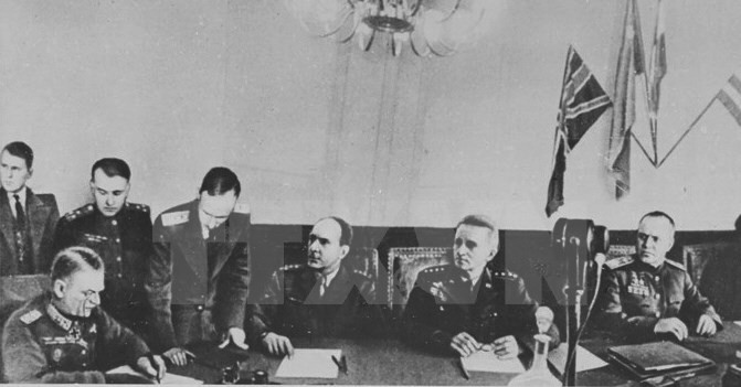 La firma de la rendición incondicional de la Alemania nazi a las afueras de Berlín el 5 de agosto de 1945. (Foto: Documentación Internacional/ VNA)