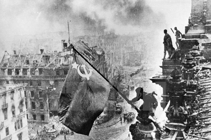 El Ejército Rojo colocó la bandera soviética en el techo del edificio del Parlamento alemán en Berlín, marcando la victoria de la Unión Soviética durante la Segunda Guerra Mundial. (Foto: Documentación Internacional/VNA)