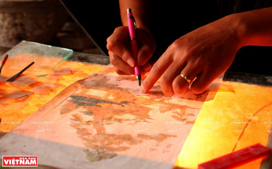 Los creadores dibujan prototipos en papel antes de tallar en madera (Fuente: VNA)
