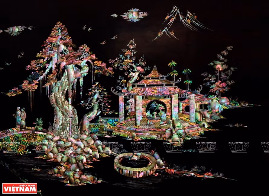 Una obra preciosa de mosaico de nácar único y sofisticado, realizada por un artesano en el pueblo de Chuon Ngo (Fuente: VNA)