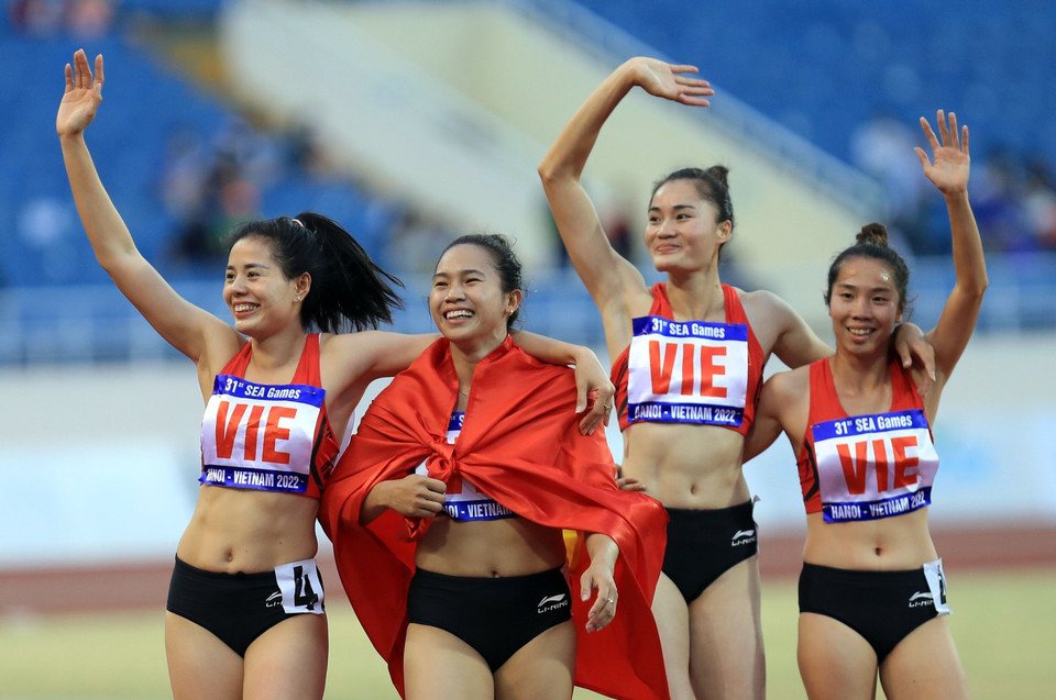 Hoang Thi Ngoc, Quach Thi Lan, Nguyen Thi Huyen y Nguyen Thi Hang se llevaron una medalla de oro en la modalidad de relevo 4x400m con un tiempo de 3 minutos 37 segundos 99 centésimas (Foto: VNA)