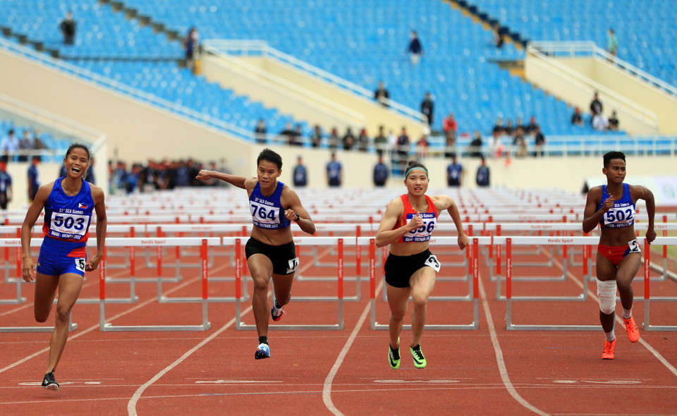 Nguyen Linh Na, quien se adueñó de una medalla de oro en el evento, en la carrera de 100 metros con vallas de heptatlón femenino (Foto: VNA)