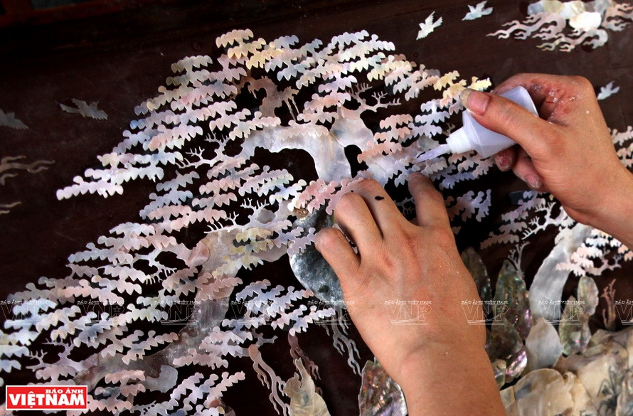 Con manos hábiles, los artesanos de mosaico de nácar en el pueblo de Chuon Ngo han forjado obras originales (Fuente: VNA)