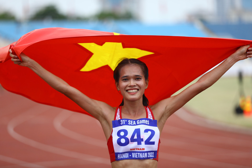 Pham Thi Hong Le llegó en el primer lugar en la carrera de 10 mil metros femenina con un tiempo de 35 minutos 56 segundos 38 centésimas (Foto: VNA)