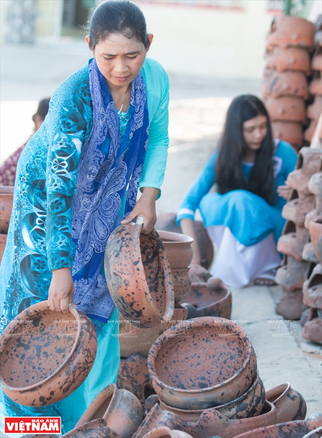 Muchas mujeres Cham en el pueblo de Binh Duc hacen cerámica. 