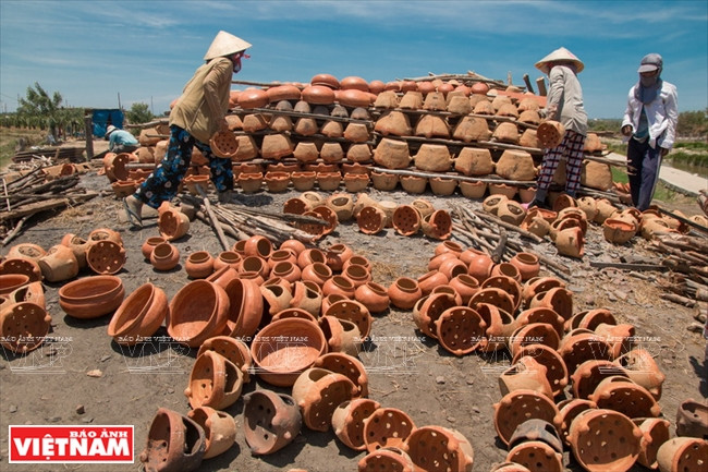 Los productos se secan en el montículo del pueblo.