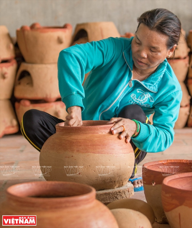  Nguyen Thi Minh examina las piezas de cerámica recién formadas.