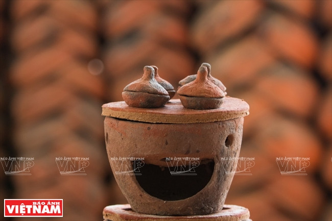 Un horno y utensilios de cocina de los Cham.