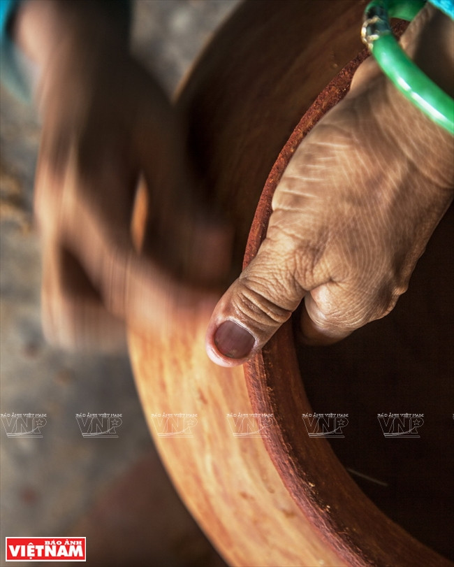 Alisando la superficie de la cerámica.