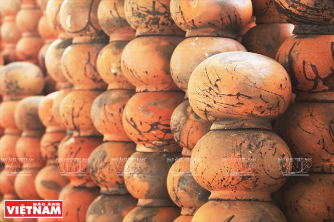 La cerámica tiene un color rojizo con patrones especiales y naturales .