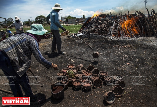 Mientras que los productos todavía están calientes, los artesanos los rocian un líquido especial.